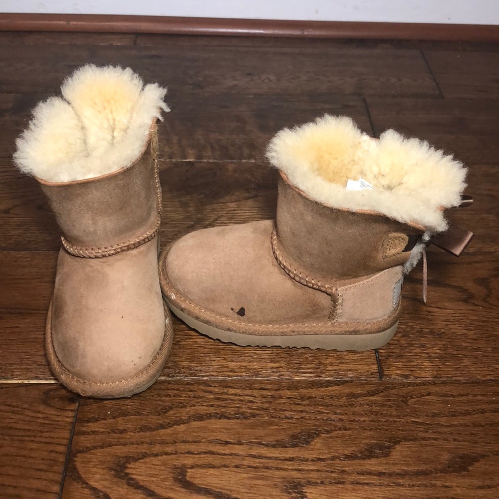 •SOLD• UGG AUSTRALIA TODDLER BAILEY BOW BOOTS - Picture 2 of 6